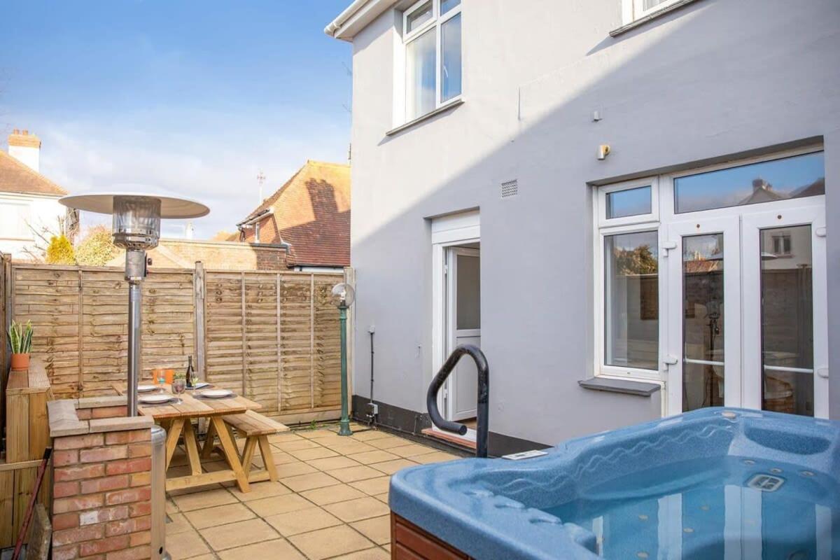 Stunning 4br House For 10 Near W Hot Tub Holiday home Bognor Regis